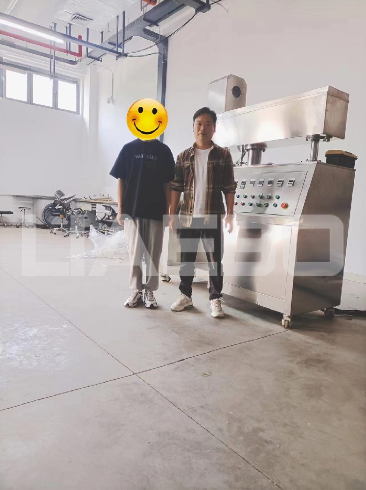 山東某大學100L真空均質乳化機調試成功